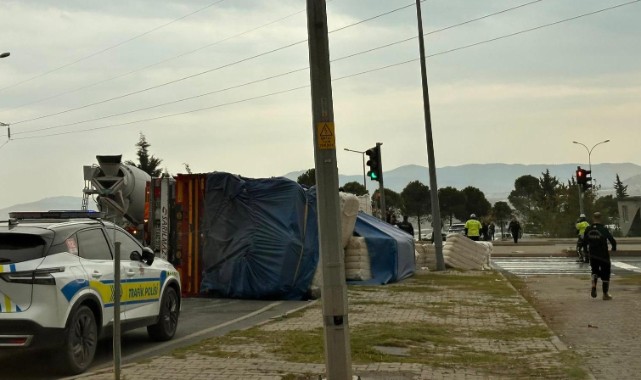 Balya yüklü tır devrildi: 1 yaralı..