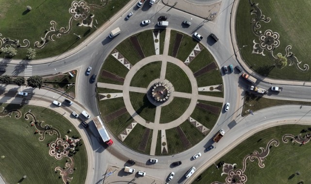 Büyükşehir Kavşakları 500 Bin Çiçekle Renklendiriyor..