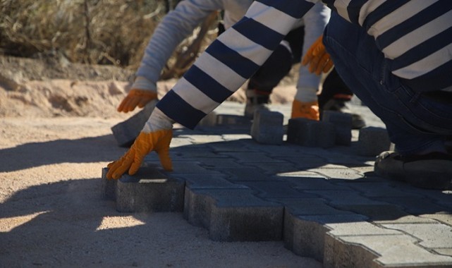 KOZLUDERE'DE KİLİT PARKE ÇALIŞMALARI HIZLA İLERLİYOR..