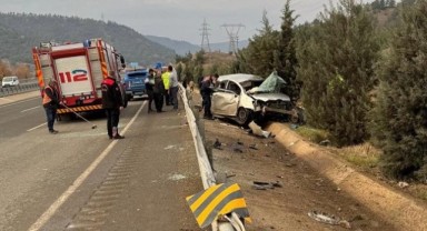 Otomobil bariyerlere çarptı: 1’i ağır 2 yaralı..