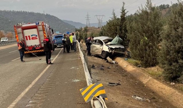 Otomobil bariyerlere çarptı: 1’i ağır 2 yaralı..