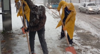Büyükşehir’den Yaya Yollarında Kar Mesaisi  