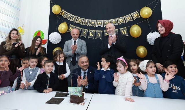 Başkan Toptaş’a karne programında miniklerden doğum günü sürprizi..