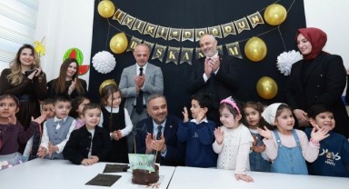 Başkan Toptaş’a karne programında miniklerden doğum günü sürprizi..