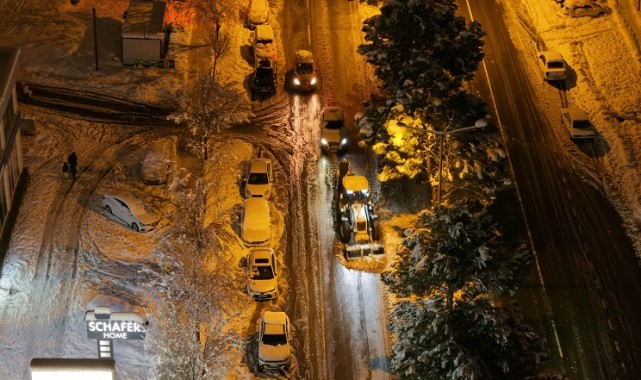 Büyükşehir, Karla Mücadelede Mesai Mefhumu Gözetmeksizin Sahada..