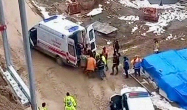  İkinci kattan düşen işçi yaralandı..