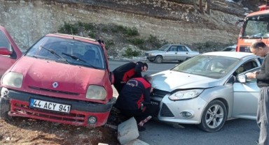 Kahramanmaraş’ta iki otomobil çarpıştı: 2 yaralı..
