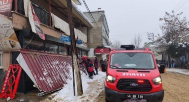 Karın Ağırlığı İşletme Sundurmasını Çökertti..