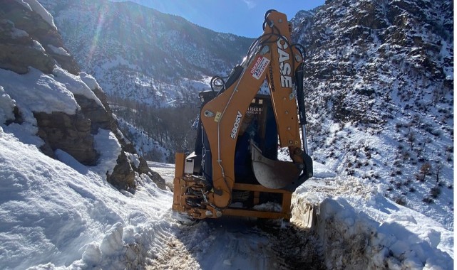 Onikişubat Belediyesi'nden kırsalda aralıksız karla mücadele.