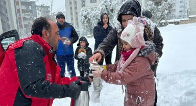 Onikişubat’ta kar soğuğuna karşı sıcak dayanışma..