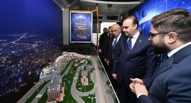 Bakan Kacır’dan Büyükşehir’in Bilim Otobüsü’ne Övgü.