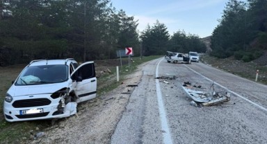 Hafif Ticari Araç İle Otomobil Kafa Kafaya Çarpıştı: 1 yaralı ..