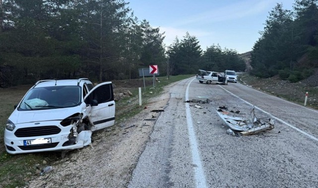 Hafif Ticari Araç İle Otomobil Kafa Kafaya Çarpıştı: 1 yaralı ..
