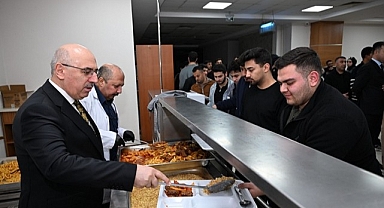 Rektör Ak, Öğrencilerle İftarda Buluştu..