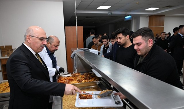 Rektör Ak, Öğrencilerle İftarda Buluştu..