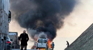 Seyir Halindeki Minibüs Alev Topuna Döndü..