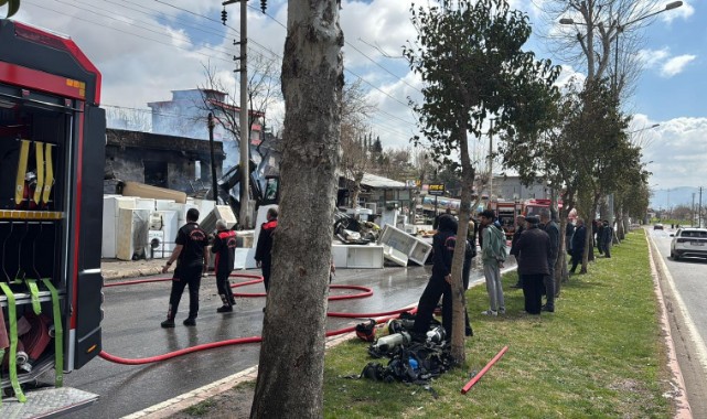 İkinci El Eşya Dükkanında Yangın Paniği Yaşandı 
