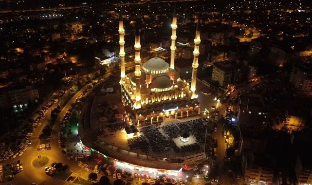 Kahramanmaraş’ta Kadir Gecesi’nde Abdulhamid Han Camii Doldu Taştı 