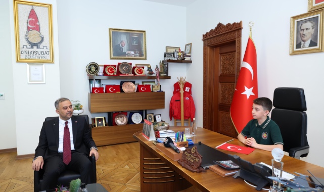 Başkan Hanifi Toptaş, 23 Nisan'da koltuğunu minik Halil Sami'ye devretti 