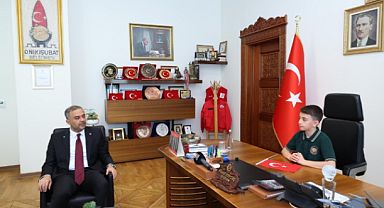 Başkan Hanifi Toptaş, 23 Nisan'da koltuğunu minik Halil Sami'ye devretti 