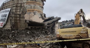 Kahramanmaraş’ta yıkım sırasında operatör enkaz altında kaldı  