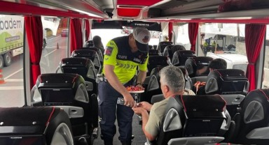  Jandarma, Bayram Trafiğinde Sürücülere Şekerli Denetim Yaptı.