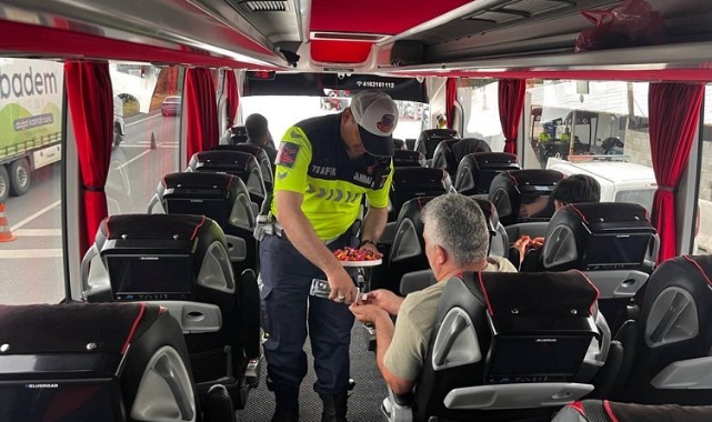 Jandarma, Bayram Trafiğinde Sürücülere Şekerli Denetim Yaptı.