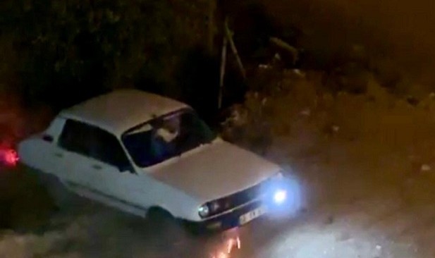 Yanan araçtan son anda kurtarıldı...