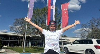 50 Yaşındaki Kadın Çocuklar İçin Almanya’dan Türkiye’ye koşarak geliyor