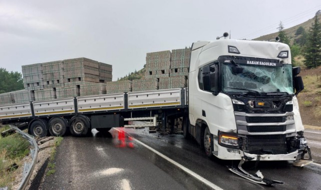 Kahramanmaraş - Göksun Yolunda İki Tır Çarpıştı: 1 Yaralı