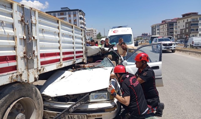 Kahramanmaraş’ta otomobil dorseye ok gibi saplandı