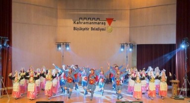 Öğretmenlerin Zeybek Gösterisi ayakta Alkışlandı..