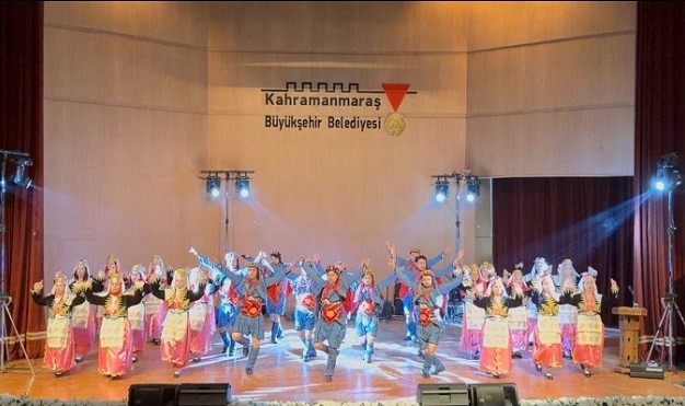 Öğretmenlerin Zeybek Gösterisi ayakta Alkışlandı..