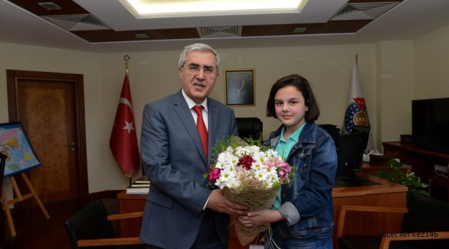 23 NİSAN’DA KSÜ REKTÖRÜ NESRİN SENA GÜRLEK OLDU