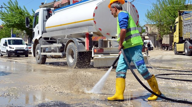 ALTYAPI ÇALIŞMALARI DEVAM EDEN YOLLAR YIKANIYOR