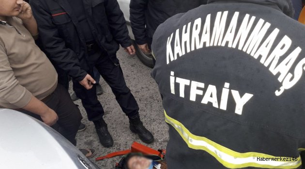 ARAÇTA SIKIŞAN KAZAZEDELERİ İTFAİYE ÇIKARDI