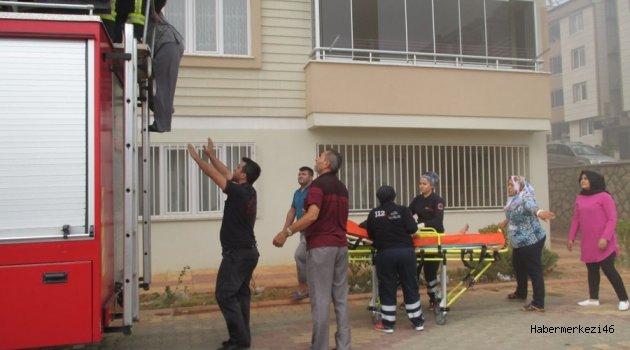 BALKONA SIĞINAN ANNE VE ÇOCUĞUNU BÜYÜKŞEHİR İTFAİYESİ KURTARDI