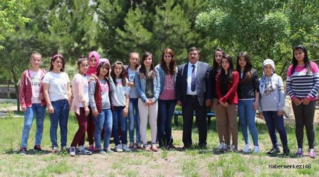 BAŞKAN ÇELEĞEN ÖĞRETMEN VE ÖĞRENCİLERE BAŞARILAR DİLEDİ