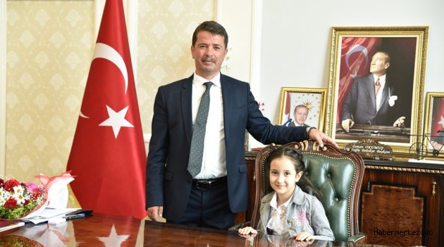 BAŞKAN OKUMUŞ; KOLTUĞUNU MİNİK ÖĞRENCİLERE DEVRETTİ