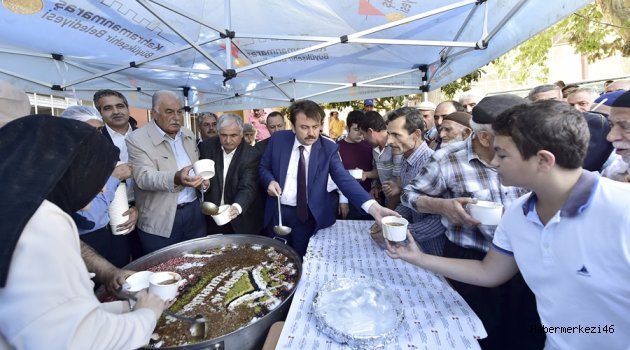 BAŞKAN PAZARCIK’TA AŞURE DAĞITTI