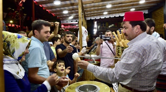 BAŞKAN VATANDAŞA DONDURMA İKRAM ETTİ
