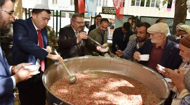 BAŞKAN VE KAYMAKAM 2 BİN KİŞİYE AŞURE DAĞITTI