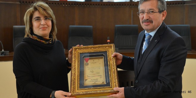 BELEDİYE MÜDÜRLERİNE MADALYA BERATI