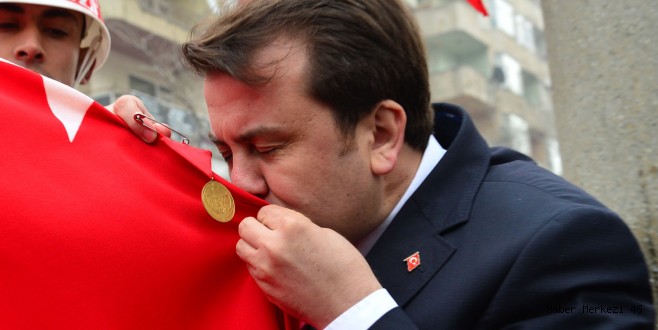 BİZ KAHRAMANLIĞIMIZI BÖYLE KUTLARIZ