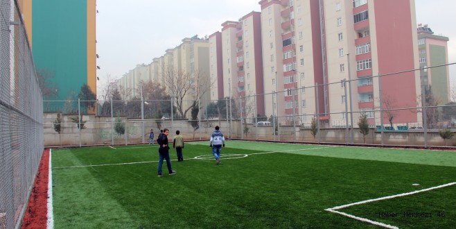 BÜYÜKŞEHİR’DEN HALI SAHA