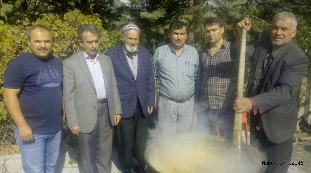 BÜYÜKSIR ’DA VATANDAŞLARA AŞURE İKRAM ETTİLER