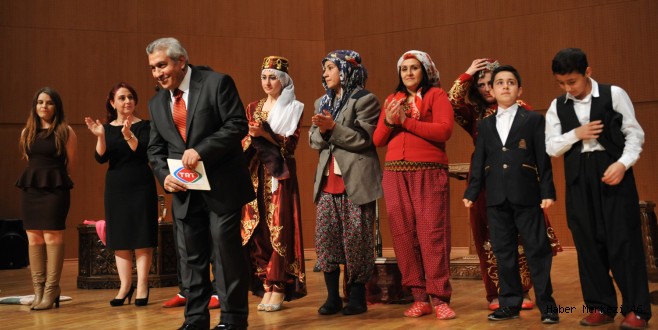 DELİBAHAR YARIŞTI SALON GÜLMEKTEN KIRILDI