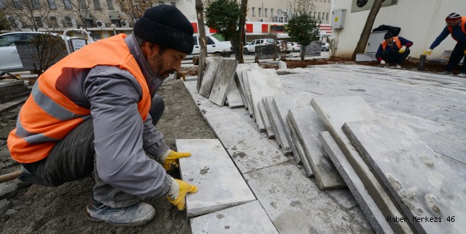 DULKADİROĞLU'NDA CADDE VE KALDIRIMLAR BAZALT TAŞIYLA SÜSLENİYOR
