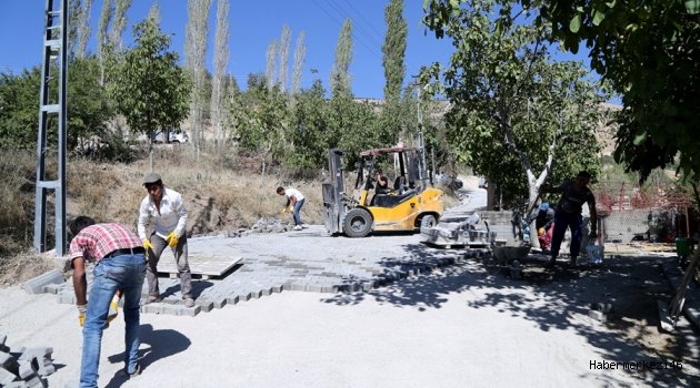 DULKADİROĞLU’NDAN KIRSAL MAHALLELERE 400 BİN METREKARE KİLİT PARKE