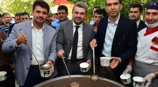 DULKADİROĞLU'NDA AŞURE KAZANI BİRLİK VE BERABERLİK İÇİN KAYNADI
